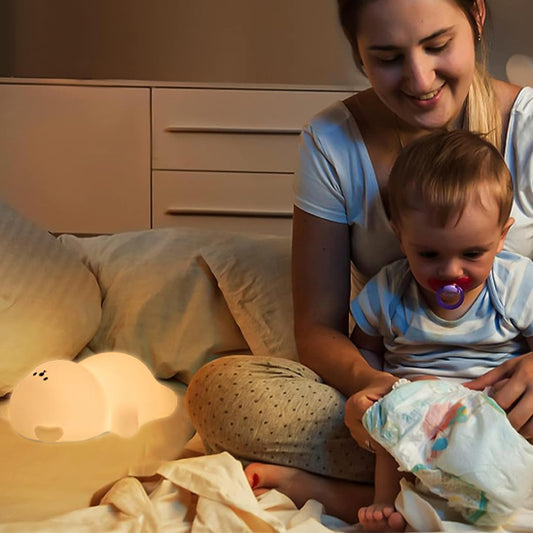 bebe veilleuse en forme d'ourson maman qui joue avec son bébé