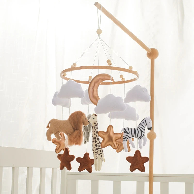le mobile musical pour bébé est attaché au lit bébé
