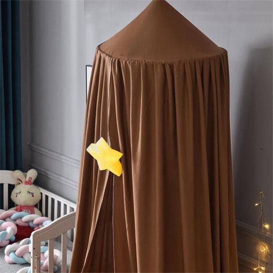 ciel de lit de couleur marron vu de profil avec étoile et guirlandes
