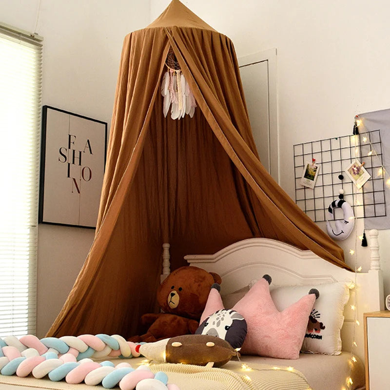 ciel de lit marron dans la chambre enfant décoratif avec peluche en ours