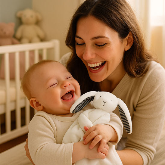 une maman qui joue avec son enfant avec la doudou bébé blanche