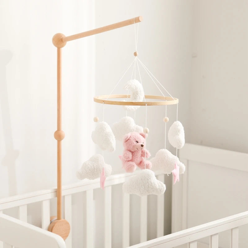 le mobile bebe fille est présenté avec son support en bois