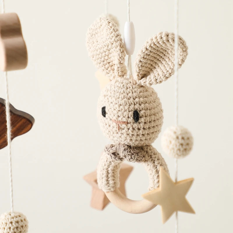 le détail du lapin du mobile bebe bois est présenté