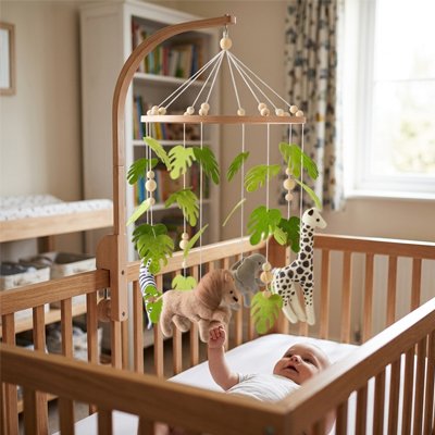 Mobile pour bébé animaux savanes avec bébé qui dort paisiblement