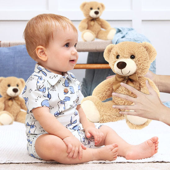 ours en peluche avec enfant garçon en chemise de motif lapin