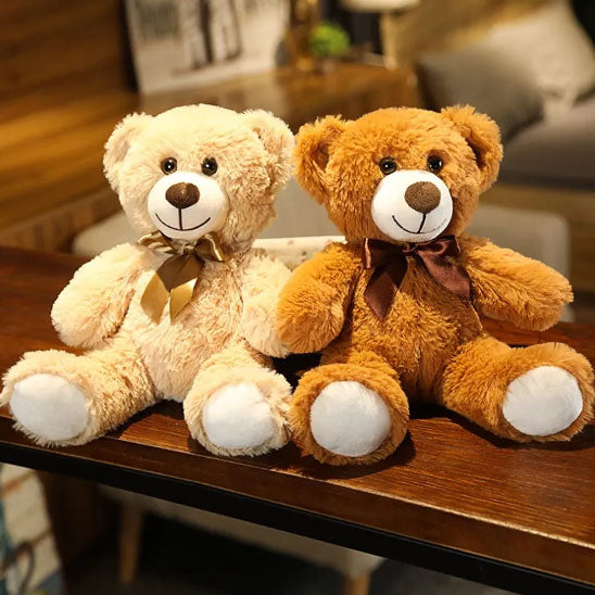 deux ours en peluches posés sur la table lumière tamisé