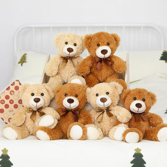 six ours en peluche sur un lit avec coussin en sapin vert