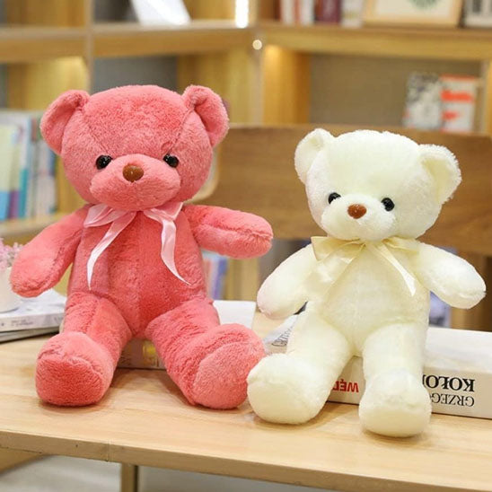 ours en peluche rose et blanche sur table