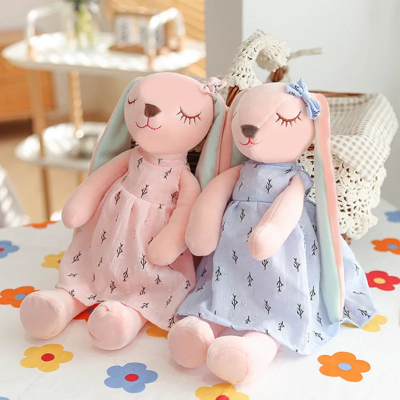 les deux variantes de la peluche lapin sont présentées ensemble