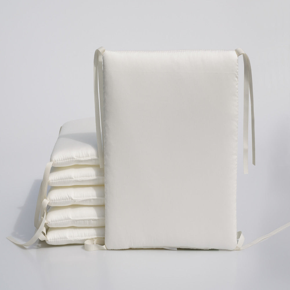 coussin tour de lit bebe respirant blanc avec six pièces est présenté