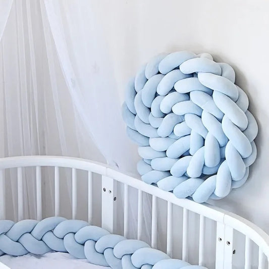 tresse-de-lit-bebe-bleu-ciel-dans-la-chambre