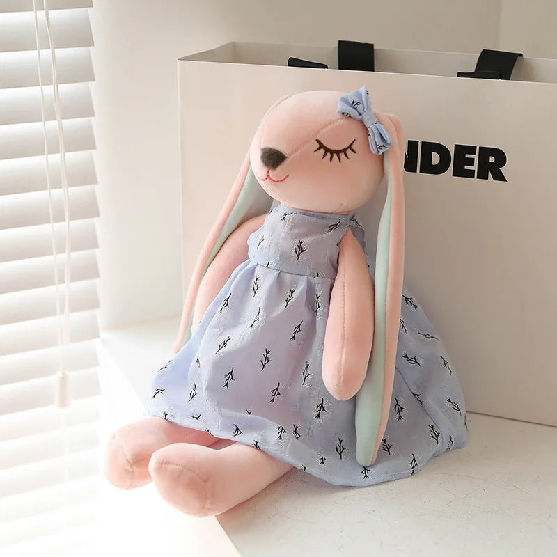 la variante de la peluche lapin avec sa robe bleu est présentée