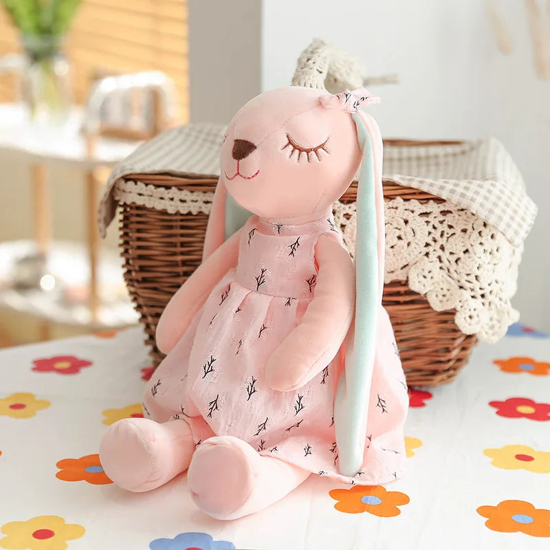la variante de la peluche lapin avec la robe rose