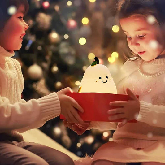 deux enfants qui découvrent le cadeau de Noël qui est la veilleuse en forme de poire