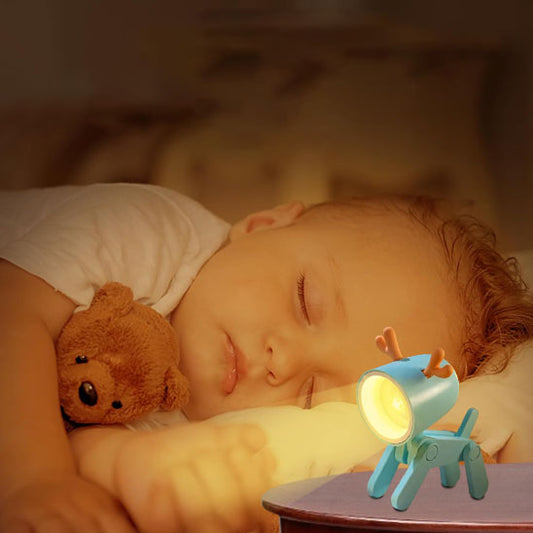 adorable petit bébé qui dort avec sa peluche et éclairé par la veilleuse efant