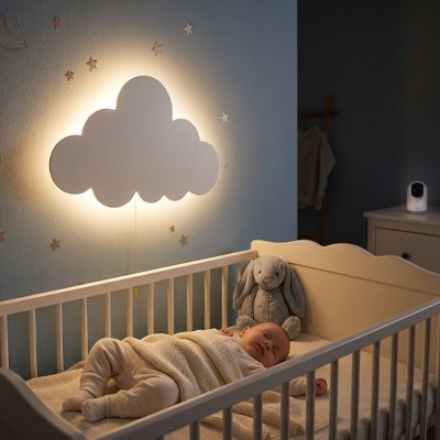 Veilleuse murale en forme de nuage qui eclaire bébé pendant qu'il dort