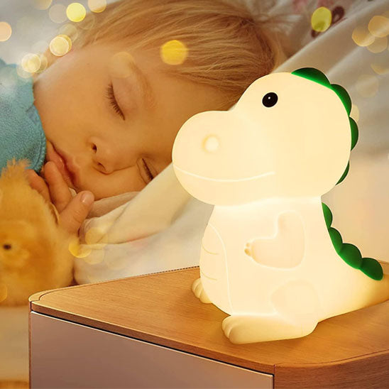 enfant qui dort paisiblement sous la lumiÚre féerique de la veilleuse pour bebe tirano