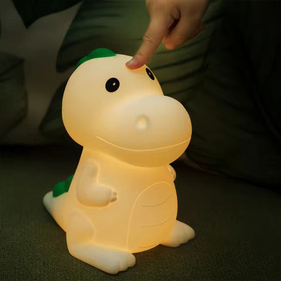 un enfant qui allume la veilleuse pour bebe Tirano