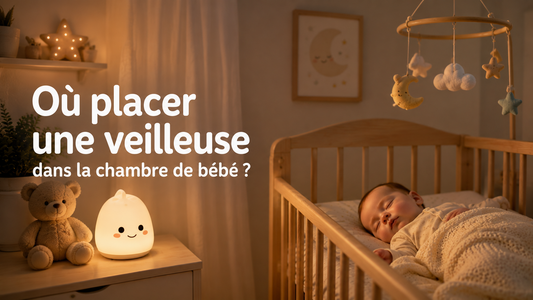 bébé dort paisiblement dans son lit eclairé par la veilleuse bébé