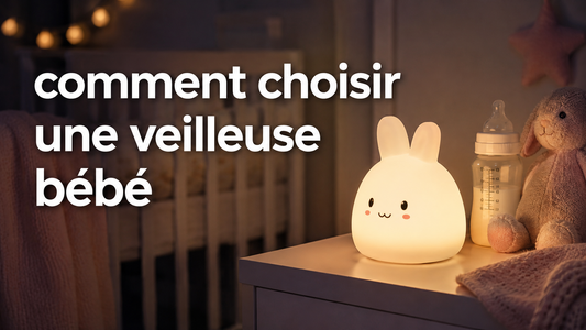 veilleuse lapin posé sur une table de chevet pour bébé