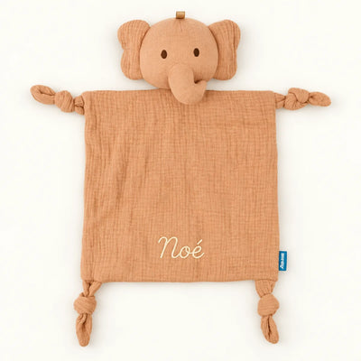 Doudou éléphant abricot avec le prénom Noé brodé en fil clair et quatre coins noués