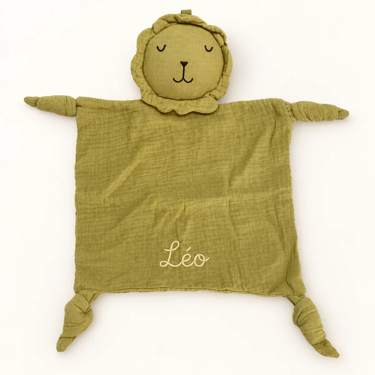 Doudou lion vert olive avec le prénom Léo brodé en fil clair et quatre coins noués