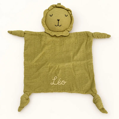 Doudou lion vert olive avec le prénom Léo brodé en fil clair et quatre coins noués
