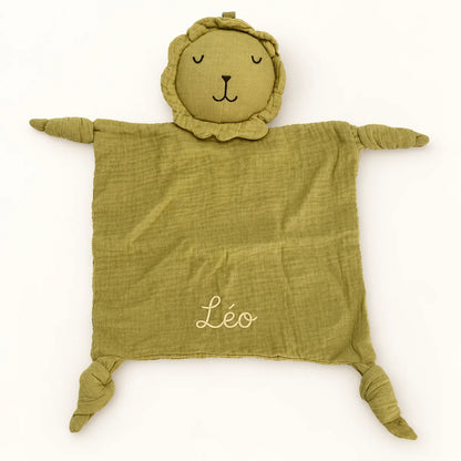 Doudou lion vert olive avec le prénom Léo brodé en fil clair et quatre coins noués