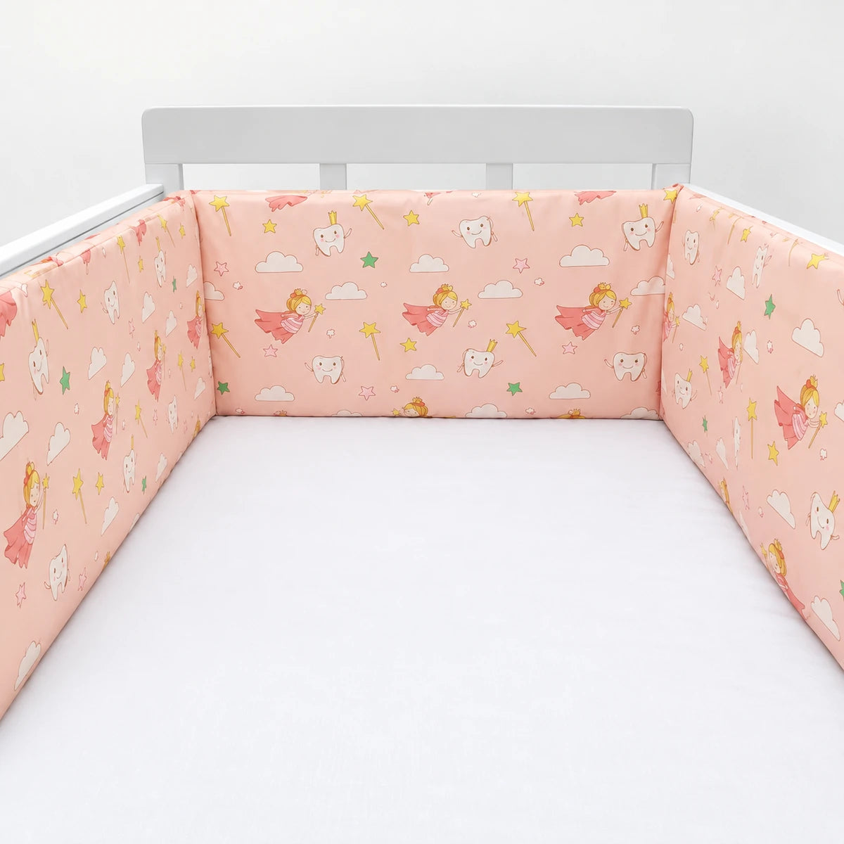 Tour de lit Féerie Rose à motifs de petites fées, de nuages et d’étoiles, présenté dans un lit blanc vide.