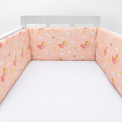 Tour de lit Féerie Rose à motifs de petites fées, de nuages et d’étoiles, présenté dans un lit blanc vide.