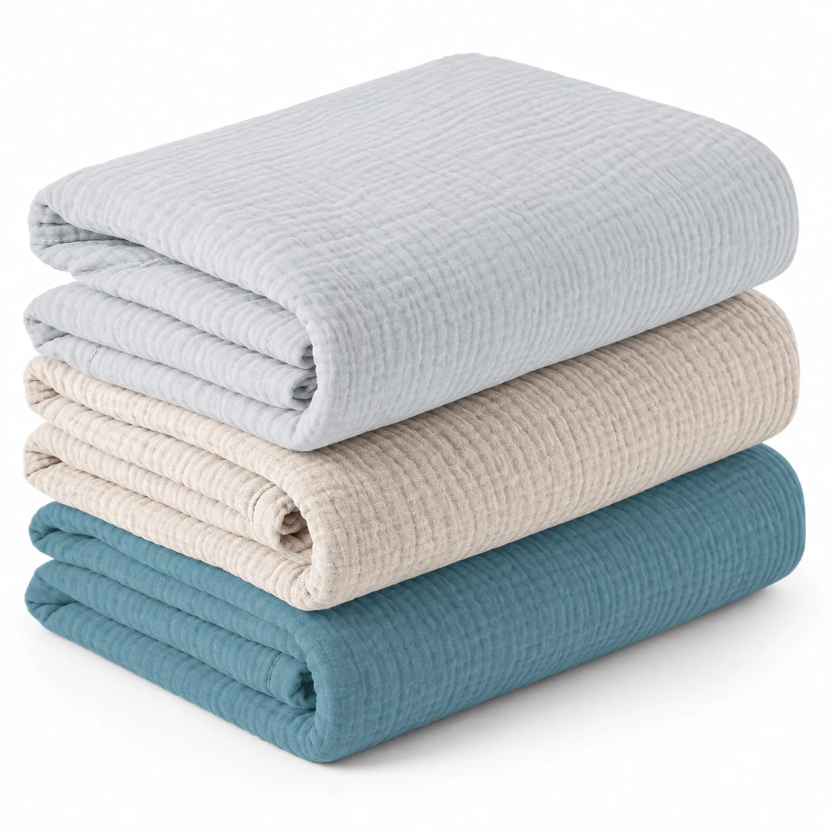 Lot de trois couvertures bébé unies pliées, gris perle, beige et bleu.