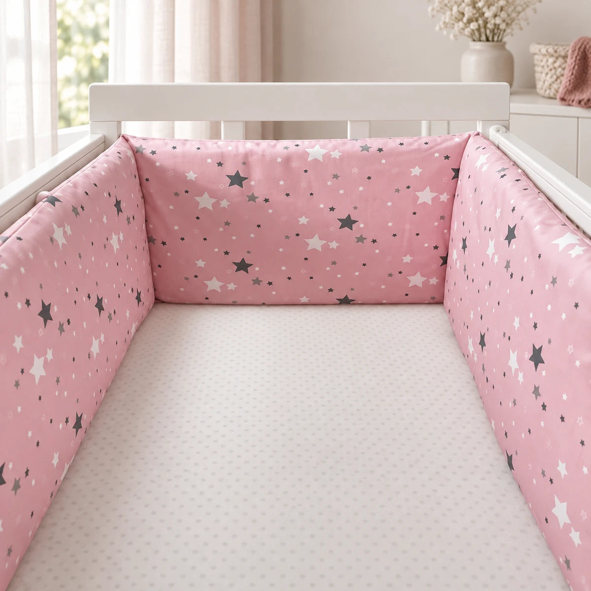 Vue du motif étoilé rose, blanc et gris du tour de lit Constellation Rose.