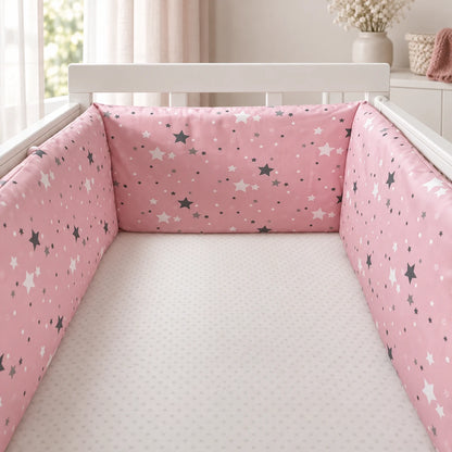 Vue du motif étoilé rose, blanc et gris du tour de lit Constellation Rose.