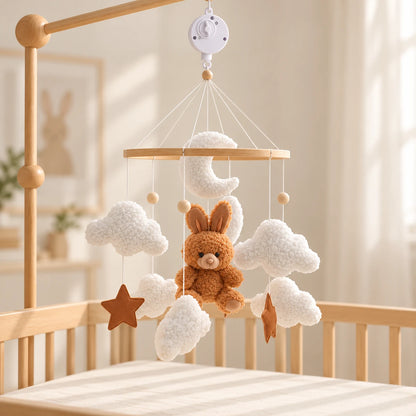 Détail du lapin brun aux longues oreilles, des nuages blancs, de la lune et des étoiles du mobile Lapinou.
