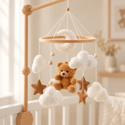 Détail de l’ours brun, des nuages blancs, de la lune et des étoiles du mobile Ourson des Nuages.