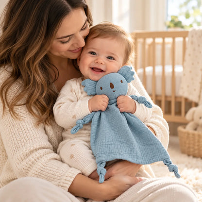 Maman et bébé avec un doudou koala bleu personnalisé