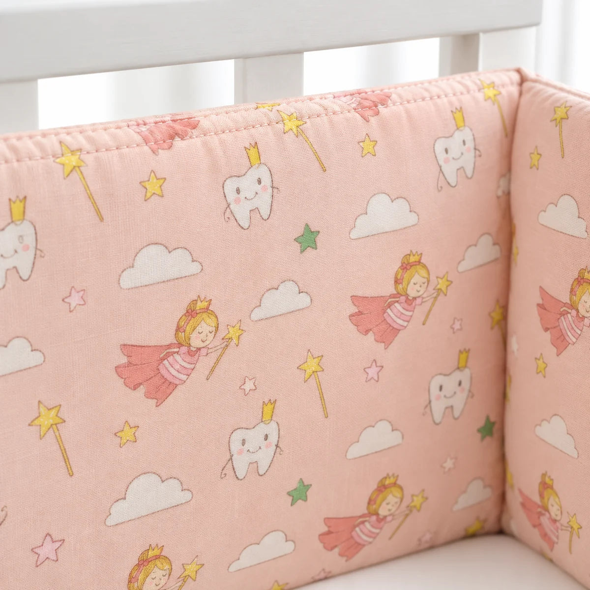 Détail du tissu rose Féerie Rose avec petites fées, personnages en forme de dents, nuages et étoiles.