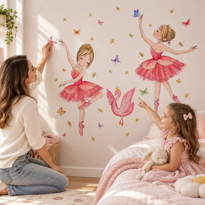 Mère installant des stickers ballerines roses avec sa fille