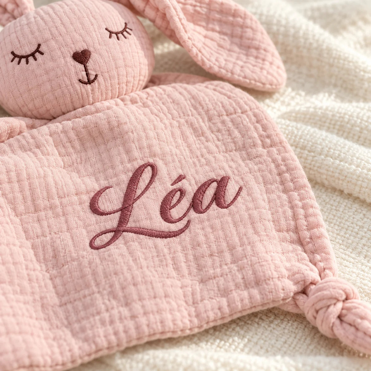 Détail de la broderie du prénom Léa sur le doudou lapin