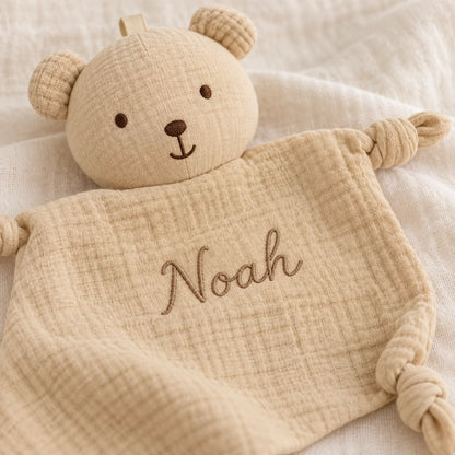 Détail du prénom Noah brodé sur le tissu beige du doudou ours