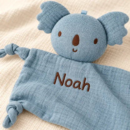 Détail de la broderie du prénom Noah sur le doudou koala