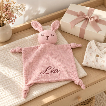 Doudou lapin rose personnalisé présenté comme cadeau de naissance