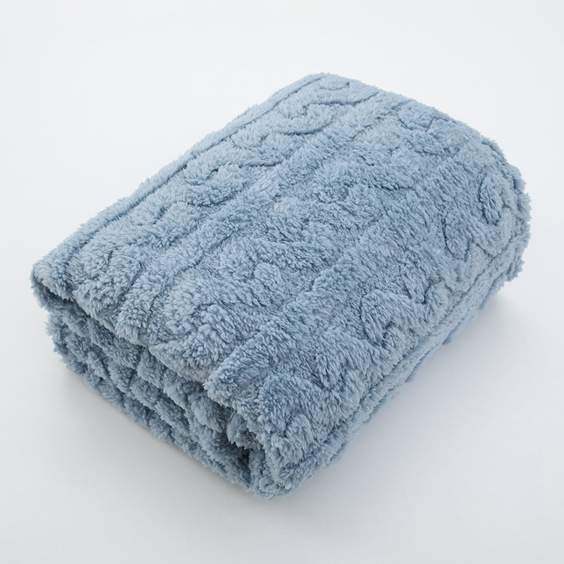 Couverture bébé Nuage bleue pliée avec texture moelleuse et motif ondulé