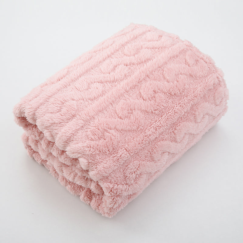 Couverture bébé Nuage rose pliée avec texture moelleuse et relief ondulé