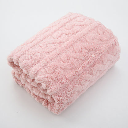 Couverture bébé Nuage rose pliée avec texture moelleuse et relief ondulé