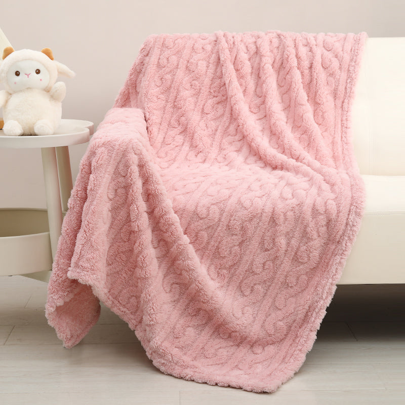 Couverture bébé Nuage rose déployée dans une chambre d’enfant