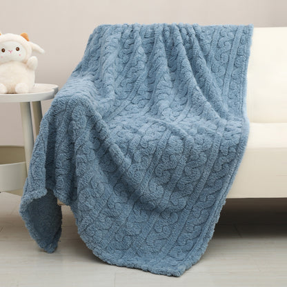 Couverture bébé Nuage bleue déployée sur un fauteuil dans une chambre