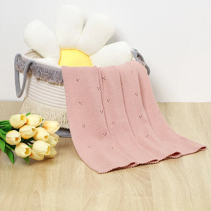 couverture-bebe-tricot-rose-pâle-dans-un-panier-a-fleur 