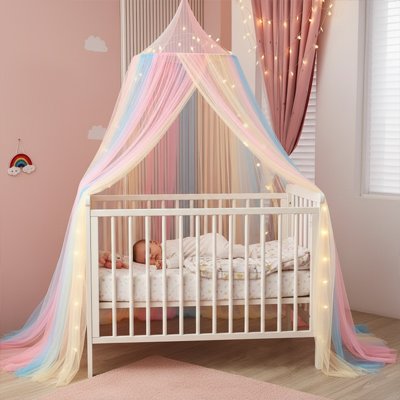 bébé dors serainement dans son lit sous Ciel de lit arc en ciel