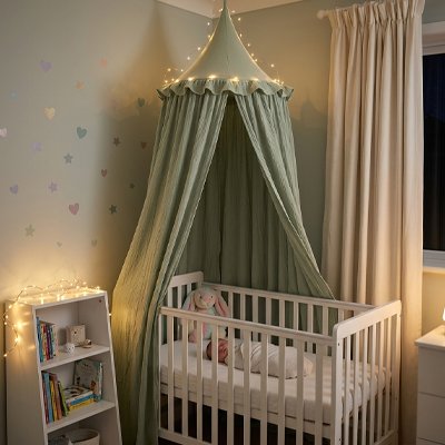 Bébé dort dans son paisiblement au dessus du il ya le Ciel de lit vert 